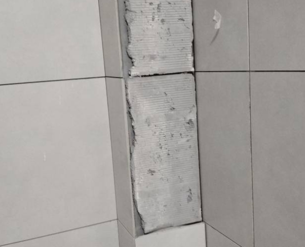 汨罗瓷砖空鼓维修公司分享下瓷砖施工前基层浇水润湿程度不足，可能导致以下问题